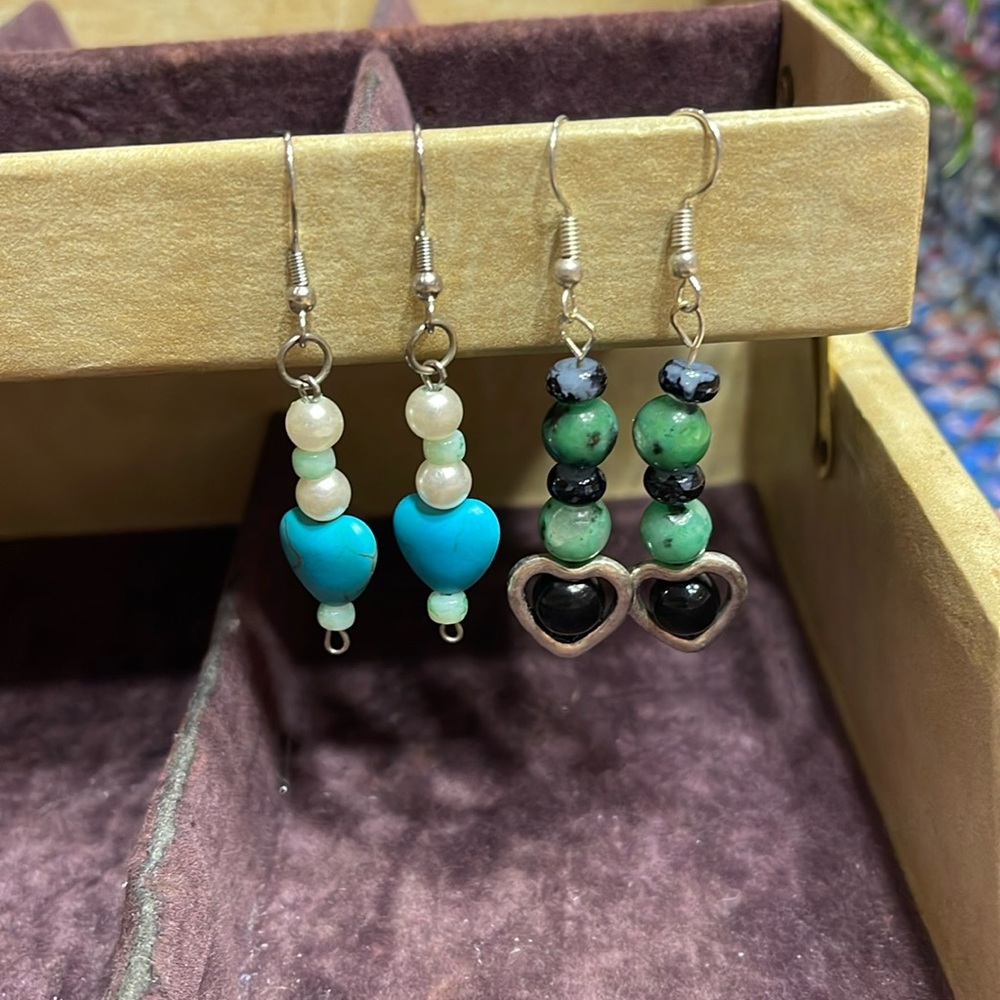 Lot of 2 sets of beaded dangle earrings 🌺